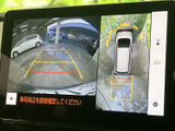 車両周辺を複数のアングルで確認でき、駐車時などの安全確認をサポートします。画面内の目安表示も見やすく、周囲の状況を把握しながら操作できます。
