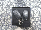 【スマートキー】キーをバッグやポケットに入れたままでもドアロックの開閉が出来るほか、エンジンキーを挿さなくてもエンジンスタートストップが出来ます。