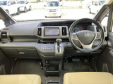 センターに配置されたナビ・オーディオは、運転中の操作もしやすく、快適なドライブをサポートします。情報満載の画面で、目的地までスムーズに。