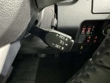 クルーズコントロール機能が付いています。 速度を設定するとアクセルを踏まなくても一定の速度で走ることができます。  高速道路ではとても便利な装置なんです。
