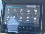 目的地や周辺施設、履歴など複数の項目から選べるナビメニューを表示。アイコンが整理されているため、必要な項目を見つけやすく、行き先の設定や各種確認をスムーズに行えます。