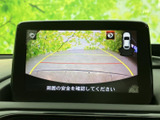 後方確認をサポートするモニターで、安全な駐車操作をアシスト。狭い場所でも安心して駐車できます。