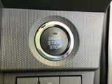 エンジンの始動と停止をボタンで行えるスイッチを備えています。キー操作に代えてボタンで扱えるため、乗り降りの際も手順を把握しやすい装備です。