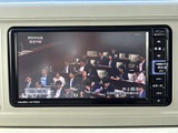 テレビ映像を楽しめる画面を備えており、停車中の待ち時間を過ごす際にも活用できます。映像と音声で番組を楽しめるため、お出かけ先での休憩時間にも便利な装備です。
