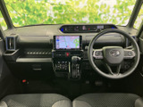 運転席まわりは前方を見渡しやすい配置で、メーターやナビの表示も目に入りやすい印象です。運転席と助手席の座席も広く、毎日の移動を快適に過ごせる空間です。