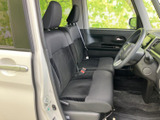 前席はゆったりとした座面と背もたれで、運転席と助手席が並ぶ落ち着いた空間です。前方や側方の窓から外の様子を確認しやすく、乗り降りもしやすい開口部が備わっています。