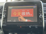 テレビ映像を表示できる画面を備え、停車中の待ち時間も映像を見ながら過ごせます。見やすい位置に設置されており、操作画面からテレビを選択して視聴できます。