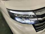 白く明るい光で夜間走行をサポートするLEDヘッドランプを搭載
