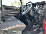 前席は視界が広く、運転席まわりの各部を見渡しやすい室内です。シートには模様のある生地が使われ、座面と背もたれにゆとりを感じる形状で、落ち着いて過ごせる空間です。