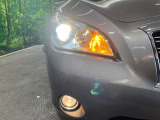 【HIDヘッドライト】非常に明るく前方を照らしてくれるので、悪天候や夜間の走行時も視界良好で安心してお乗りいただけます。