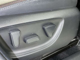 スイッチ一つでシート調整可能な電動パワーシートです。 細かい調整ができるので、何時でも思い通りのポジションが取れますね。