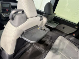 【格納式シートバックテーブル】フロントシートの後ろに折りたたみ式のテーブルが付いてます!物が落ちにくいふち高のテーブルはタブレットが立てかけられ、カップホルダーも備えています!
