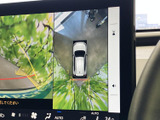 後方映像に加えて車両を上から捉えた表示もあり、周囲との位置関係を確認しやすい装備です。駐車時の安全確認を助け、狭いスペースでの取り回しにも便利です。