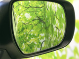 車外を映すミラーは、周囲の様子を確認する際に役立つ装備です。ミラー面が見やすい位置にあり、日々の乗り降りや駐車時にも、周辺を確認しながら運転していただけます。