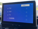 鮮やかなディスプレイで、快適なドライブをサポート。ラジオやTV、交通情報など、様々なコンテンツを楽しめます。設定も直感的に操作可能です。
