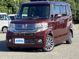 精悍なフロントマスクが印象的なスタイルです。ヘッドライト周りの造形も洗練されていて、都会の街並みに調和しますね。