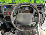 インテリアに合わせたデザインのステアリングは、運転される方のことも考え、運転しやすい形状、大きさです。是非一度、実際に触ってお確かめください。