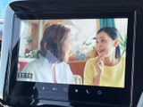 映像を大きく表示できるモニターを備えています。停車中の待ち時間などにテレビ番組を視聴でき、車内で過ごす時間をより快適にサポートします。画面下のアイコンから音量なども確認できます。