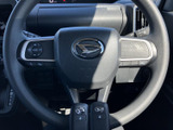手元の左右にスイッチ類を備え、運転姿勢を大きく変えずに必要な操作へアクセスできます。表示や配置を確認しやすく、日常の運転をよりスムーズに進められます。