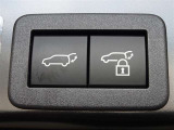 パワーバックドアを装備しています。バックドアを運転席からも開閉できます、便利ですよ。
