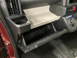 グローブボックスなどの多彩で便利な収納が設けられています。