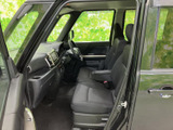 シンプルで使いやすい操作系が魅力。運転に必要な情報を分かりやすく表示し、安全運転をサポートします。快適な空間です。