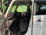 運転席と助手席の間にゆとりがあり、前方を見渡しやすい室内レイアウトです。シートの位置や足元にも余裕が感じられ、長時間の移動でも落ち着いて過ごせます。