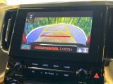 【バックカメラ】駐車時に後方がリアルタイム映像で確認できます。大型商業施設や立体駐車場での駐車時や、夜間のバック時に大活躍!運転スキルに関わらず、今や必須となった装備のひとつです!