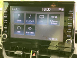メニュー画面から目的地やオーディオ、テレビ、情報、設定などの項目を選べます。各機能が画面上に整理されており、目的の項目を見つけやすい構成です。時刻も表示され、日常の移動時に便利に活用できます。