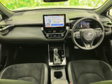 前席まわりは運転席から助手席まで見渡しやすく、前方の視界も広々と感じられます。シートは身体を包み込む形状で、落ち着いた色合いの内装とあわせてゆったり過ごせます。