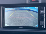 車両後方の様子をモニターで確認でき、画面上には進路の目安となるガイドも表示されます。駐車時や後退時の周囲確認を助け、日常の運転をサポートします。