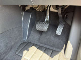 アクセル・ブレーキペダルや運転席足元の状態です。使用感が出やすい部分についても写真を掲載しています。