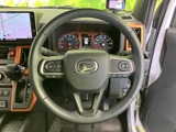 ステアリングには複数のスイッチが備わり、手元で各種機能を扱えるレイアウトです。運転姿勢を大きく変えずに操作しやすく、日々の運転をサポートします。