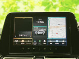 高精細なディスプレイが、運転中の情報提供をサポート。スマートフォン連携機能も充実しており、快適なドライブを演出します。使いやすさも考慮された設計です。