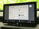 FM・AMやBluetooth、USBなど音源の選択肢が表示され、使いたい機能を見分けやすい画面です。普段の音楽再生にも活用しやすく、毎日の移動を快適にします。