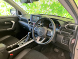 運転席からの視界は良好で、周囲の状況をしっかり確認できます。操作系の配置も直感的で、運転に集中しやすい環境です。