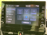 AM・FMのほか、USBやBluetoothなど複数の音源を選べる画面です。利用する音源を画面から確認しやすく、普段の音楽やラジオを楽しみたい方にも便利。