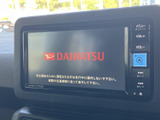 センターに設置された画面は大きく、メニューや音量などの表示を見分けやすい配置です。画面と周囲のボタンで操作内容を把握しやすく、日常のお出かけにも便利です。