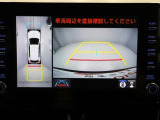 パノラミックビューモニターを装備。駐車場や交差点でクルマを真上から見るように周囲を確認できます。機能の詳細は販売店スタッフまでおたずねください。