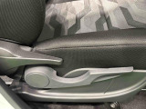 運転席の座面の高さ調整ができるシートリフターが付いてます