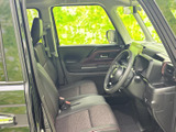 大きな窓から光が入り、運転席まわりまで見通しのよい室内です。座面には落ち着いた色合いを採用し、前席で過ごす時間を快適に感じられる空間です。