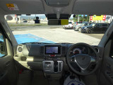 視界が広く運転しやすい運転席まわりです。各スイッチ類の位置も直感的に操作しやすく、長距離ドライブでも疲れにくい設計になっています。