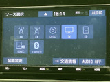 ラジオやディスク、テレビ、Bluetoothなど、複数の音源を画面から選択できます。使いたいソースを一覧で確認しやすく、普段の音楽再生やラジオ利用にも便利です。