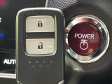 【Hondaスマートキー】カバンやポケットに入れたままでもドアの施錠・解錠が可能なスマートキーを装備。エンジンのオン・オフ時もカギを取り出す必要が無いからとっても便利です♪
