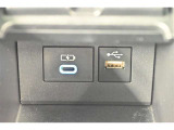 USB端子付きなので移動中も充電しながらお出かけ出来ます!