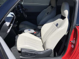 お車の点検、修理も自社整備工場にて対応致します。入庫案内からご来店までサービスアドバイザーと担当営業者でお客様をサポート致します。ご来店、ご連絡をスタッフ一同心よりお待ちしております。
