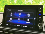 目的地や住所、電話番号などから行き先を設定できるメニューを表示。画面上の案内が見やすく、ナビやオーディオの項目を選びやすい操作画面です。