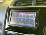 CDやFM、AMのほか、iPodやSD、USBなどの音源選択が画面に表示されています。使いたい項目を見ながら選べるため、日々の移動でお好みの音楽を楽しむ際に活用できます。