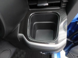 カップホルダーは運転席や助手席からちょうど手の届く位置です!!