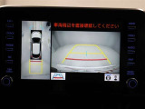 パノラミックビューモニターを装備。駐車場や交差点でクルマを真上から見るように周囲を確認できます。機能の詳細は販売店スタッフまでおたずねください。